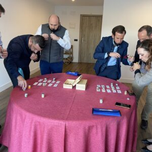 Azafata de vuelo animando a un equipo durante una actividad original para empresas de Team Building Madrid