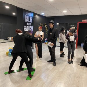 Compañeros de trabajo resolviendo acertijos en el escape room para empresas Volando Voy en Madrid