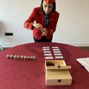 Empleados colaborando con pistas ocultas en la dinámica de team building Volando Voy presencial