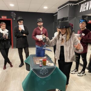 Actividad de team building con Cluedo en vivo donde los jugadores investigan pistas y crean alianzas.